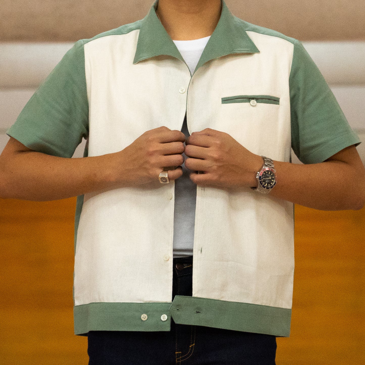 TWO TONE ARC COLLAR SHIRT.